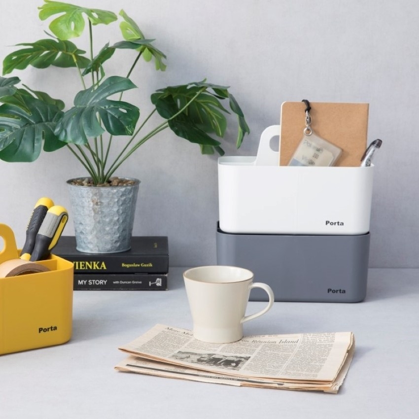 卡控們必備的出卡材料相當繁複,「韓國LITEM手提可堆疊分隔收納盒」最多可分出5格收納空間,硬卡套、厚紙板、紙膠帶、標籤紙、氣泡袋等小物,都可以獨立收納。