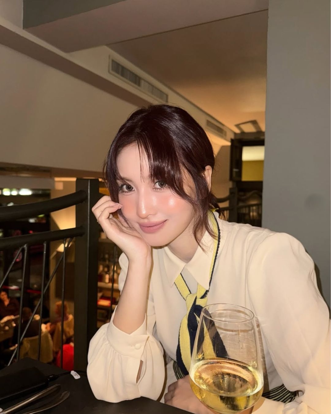 唇妝重點是走奶油霧感、圓潤不鋒利的路線。