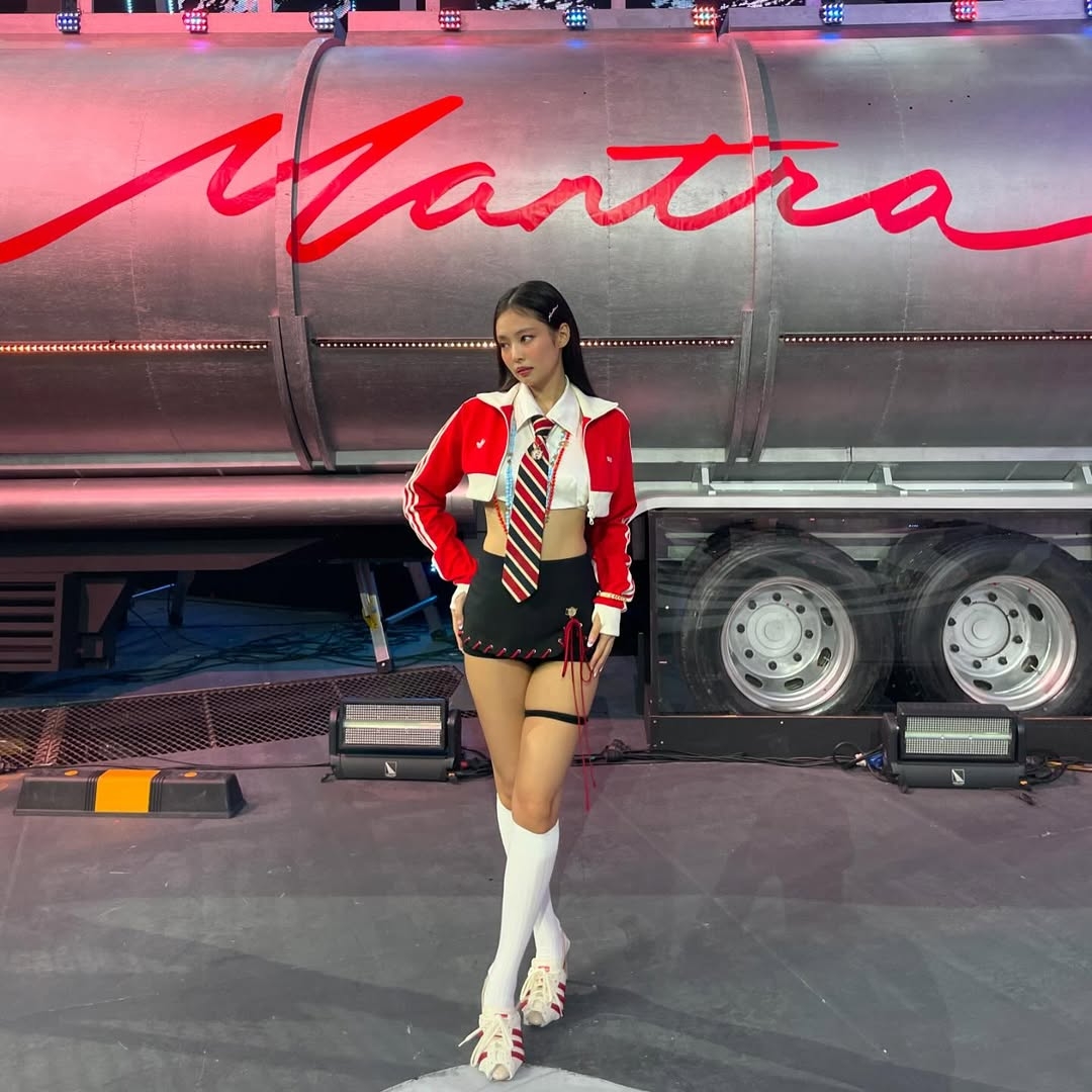 Jennie三葉草女孩穿搭