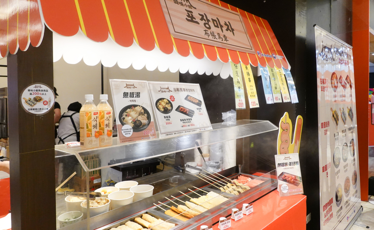 布帳馬車街邊小吃,重現韓國街邊最具代表性的「布帳馬車」攤車氛圍