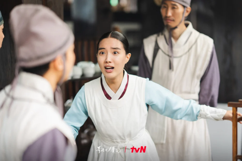 尹瑞娥在《暴君的廚師》中飾演御膳房的見習宮女「徐長今」