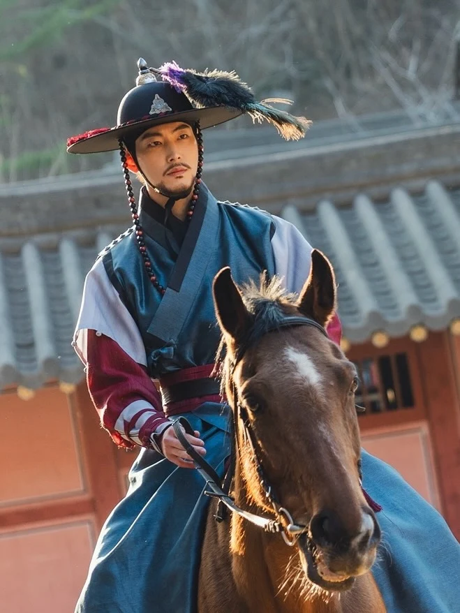 朴永雲在《暴君的廚師》中飾演的是忠心守護王李憲(李彩玟 飾)身邊的護衛武士「慎守赫」