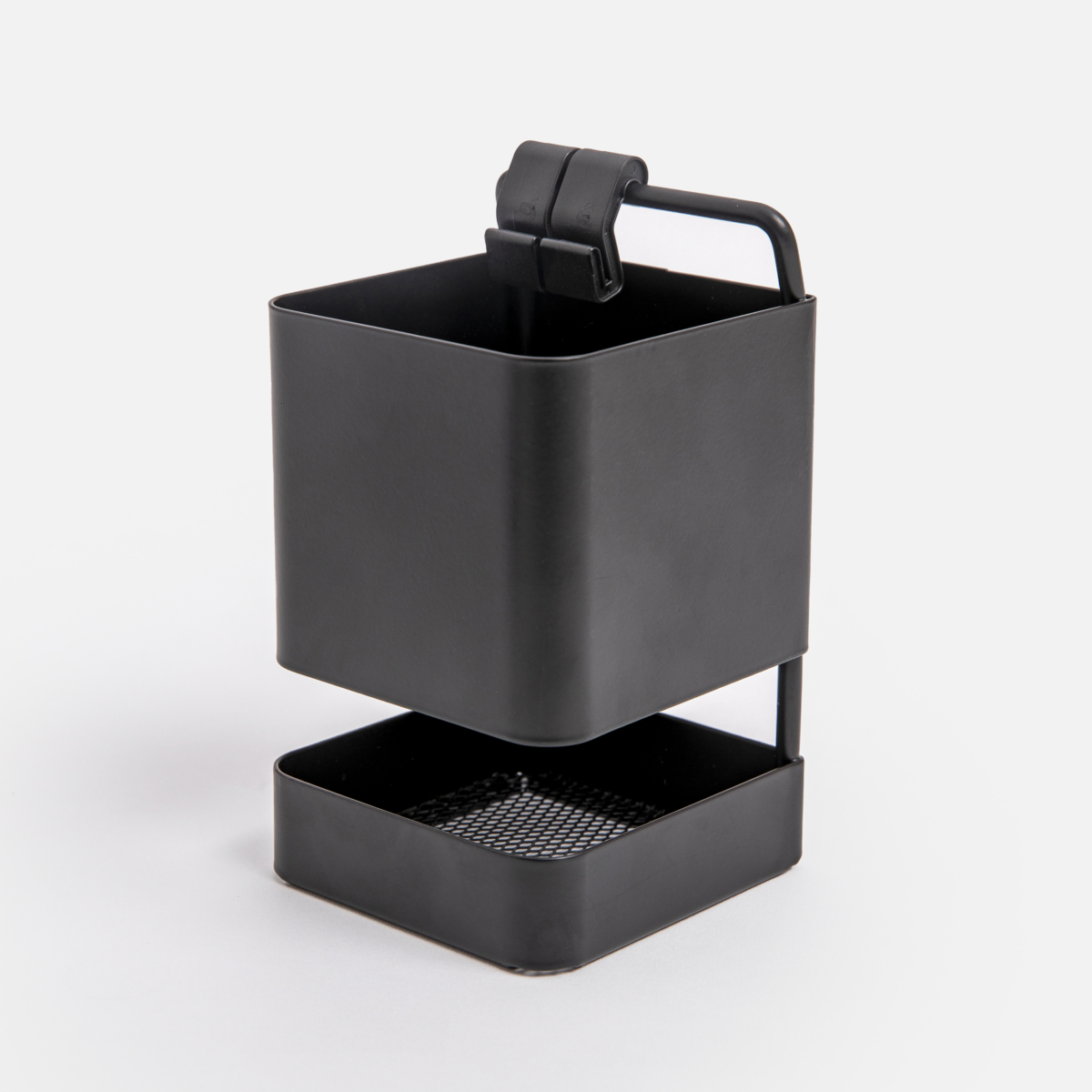 INK鐵製烤漆壁掛餐具架」則可收納螢光棒、演唱會手燈、團扇,再搭配「INK不鏽鋼烤漆壁掛掛桿」即可輕鬆上牆,一字排開展示心愛的藏品。