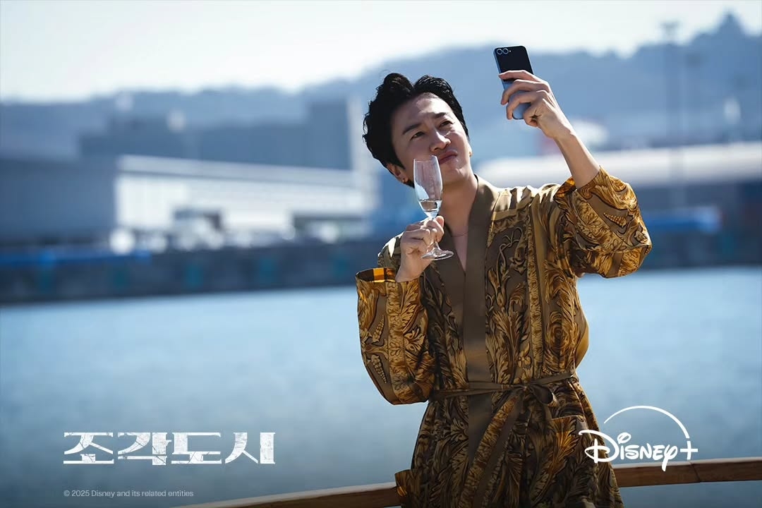 李光洙在《操控遊戲》是睥睨一切的政二代犯派，時常揮霍金錢炫富，還喜歡掌控權力。