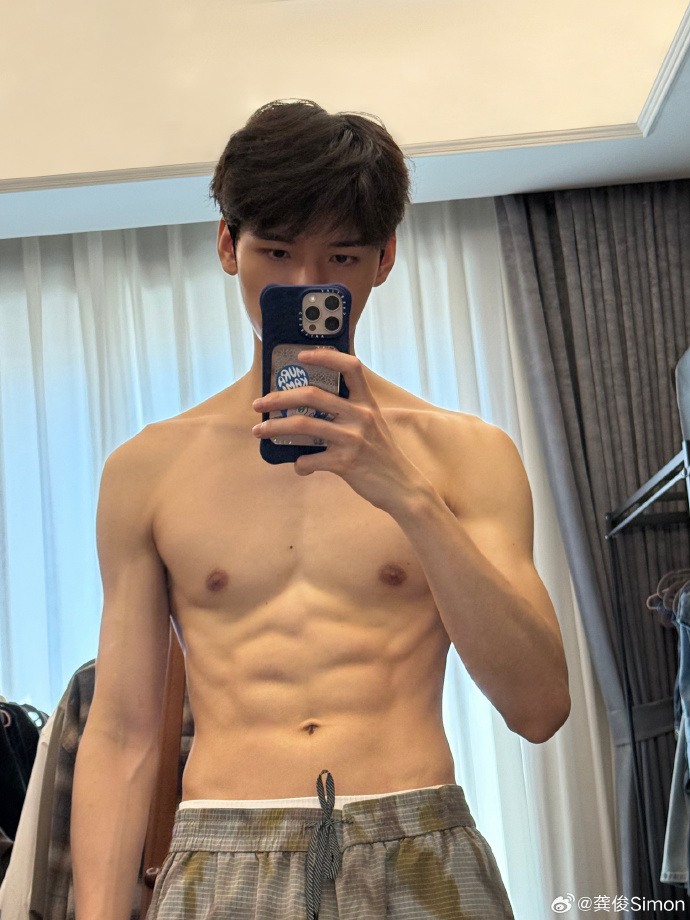 龔俊胸肌寬厚、腹肌精實令人驚艷！