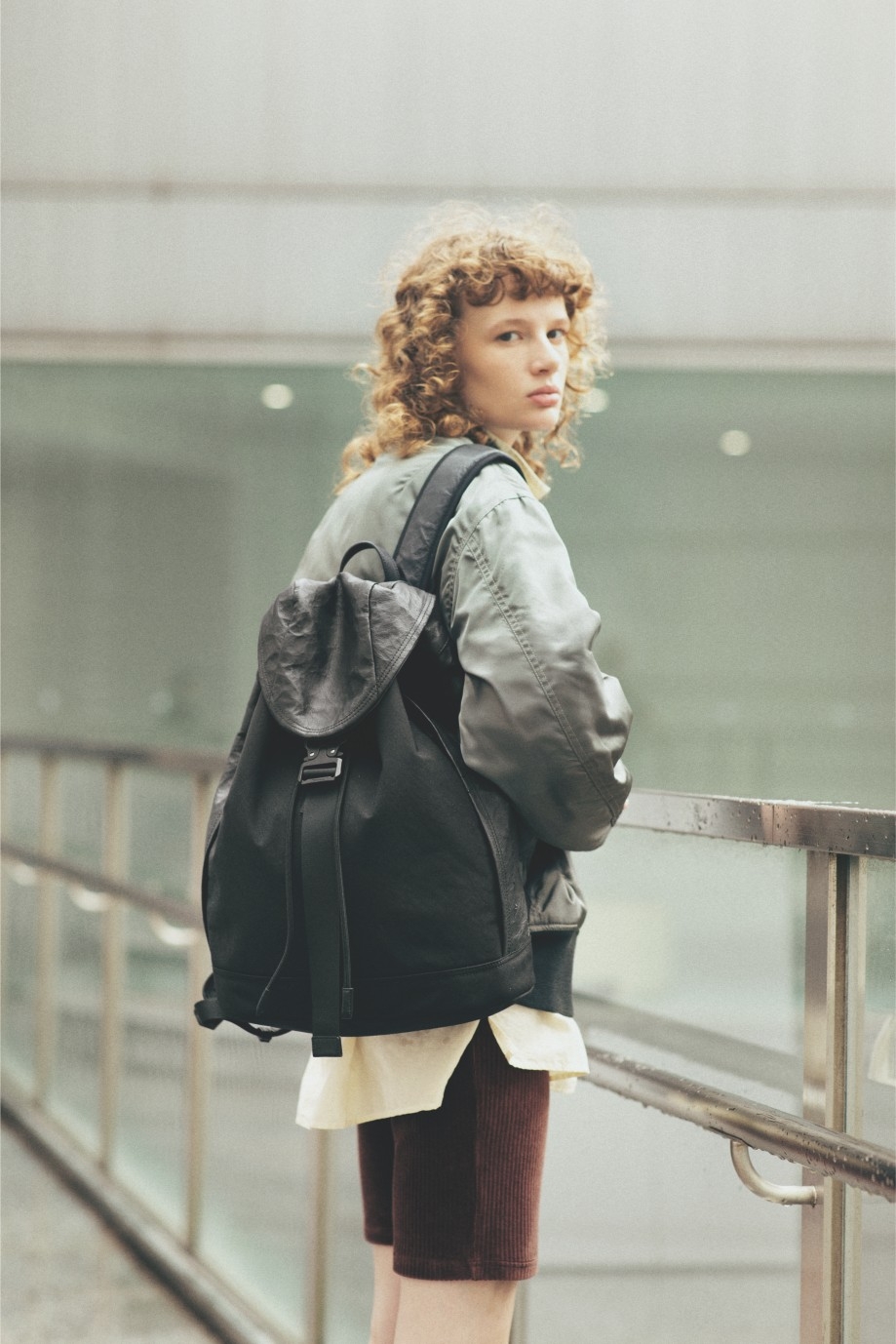 以簡約俐落設計作為日常穿搭最佳選擇的 CORDURA® 後背包，選用帶有棉質風格的輕盈尼龍布料，並具有防潑水機能，讓日常使用更為安心，自然垂墜輪廓散發隨興感，輕鬆搭配各式風格。