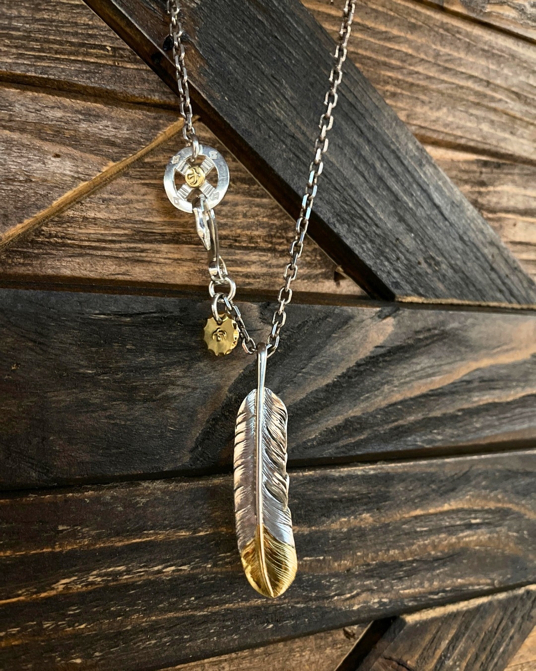 Goro's 經典羽毛吊墜項鍊（限量），價格店洽