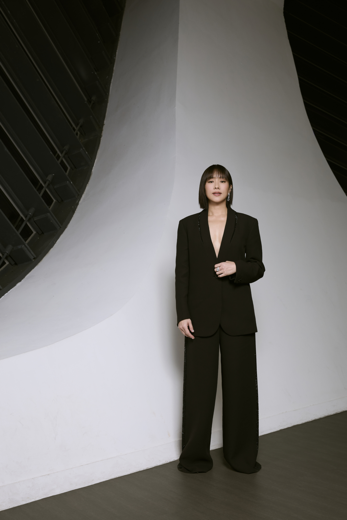 第62屆金馬獎評審林嘉欣身著 Giorgio Armani 黑色西裝套裝，低調不失奢華