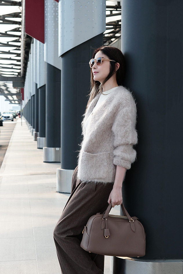 香港樂壇天后陳慧琳身著 Loro Piana 2025 秋冬系列服飾 現身香港國際機場