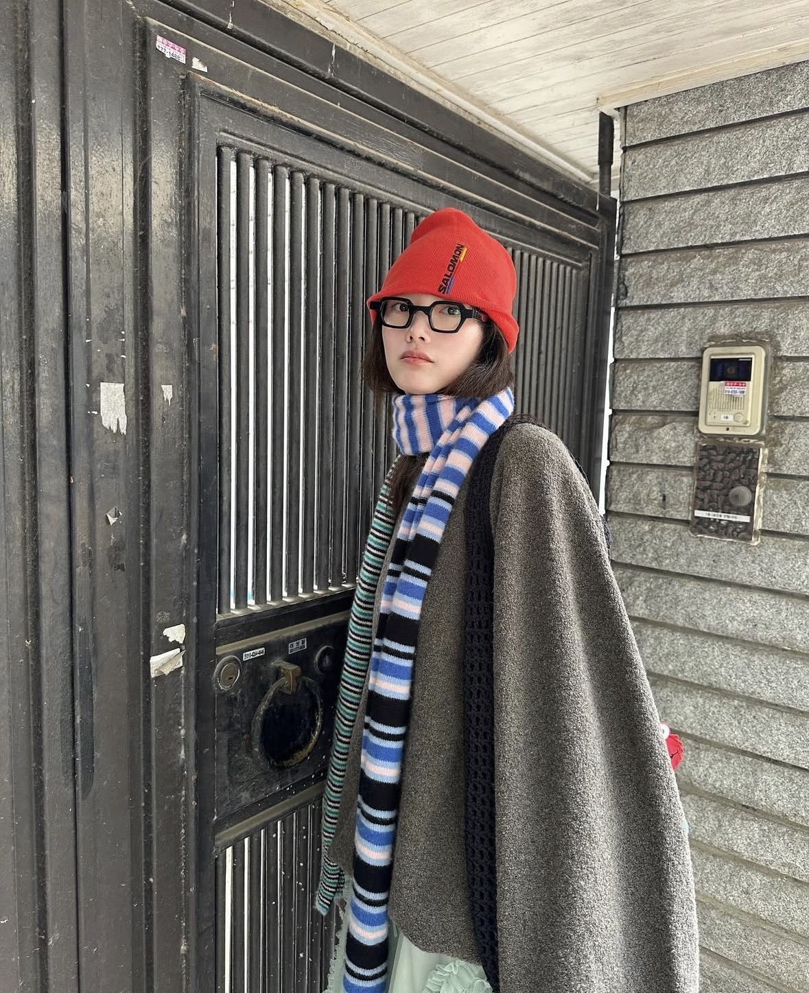 當覺得穿搭單調時，不妨像李瑜美一樣搭配眼鏡及毛帽！