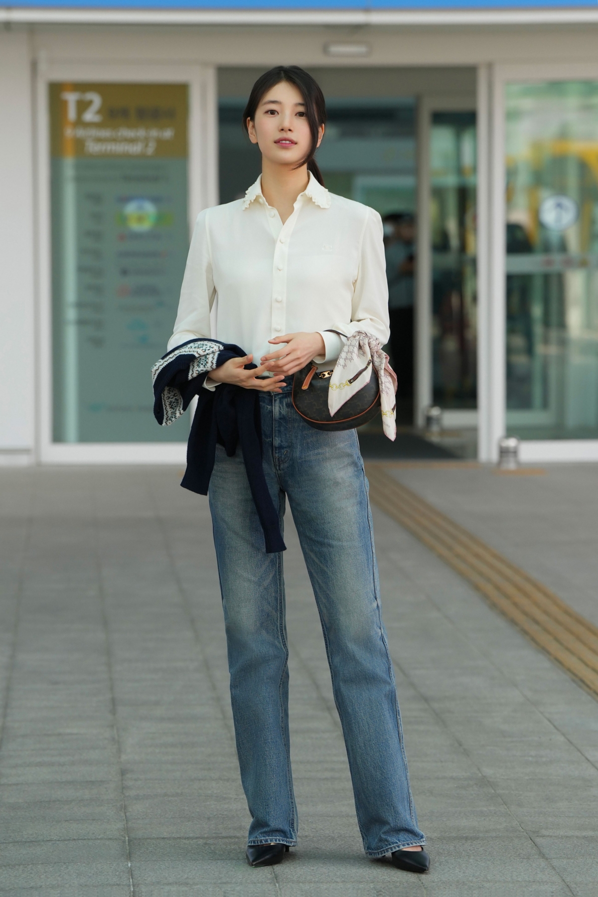 秀智手上拎的CELINE LULU手袋，以圓潤廓形搭配低調精緻的TRIOMPHE標誌，更增添一抹法式優雅氛圍。