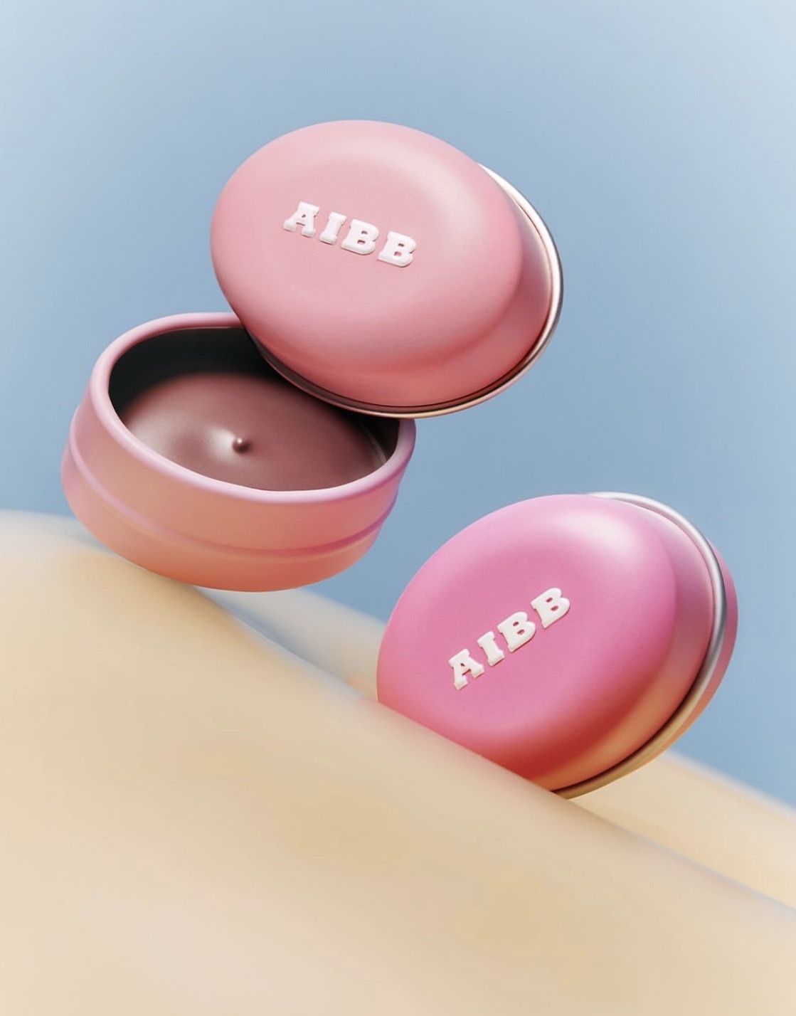 少女感爆棚的迷你鐵盒包裝和多種色號選擇，絕對需要包色的吧！