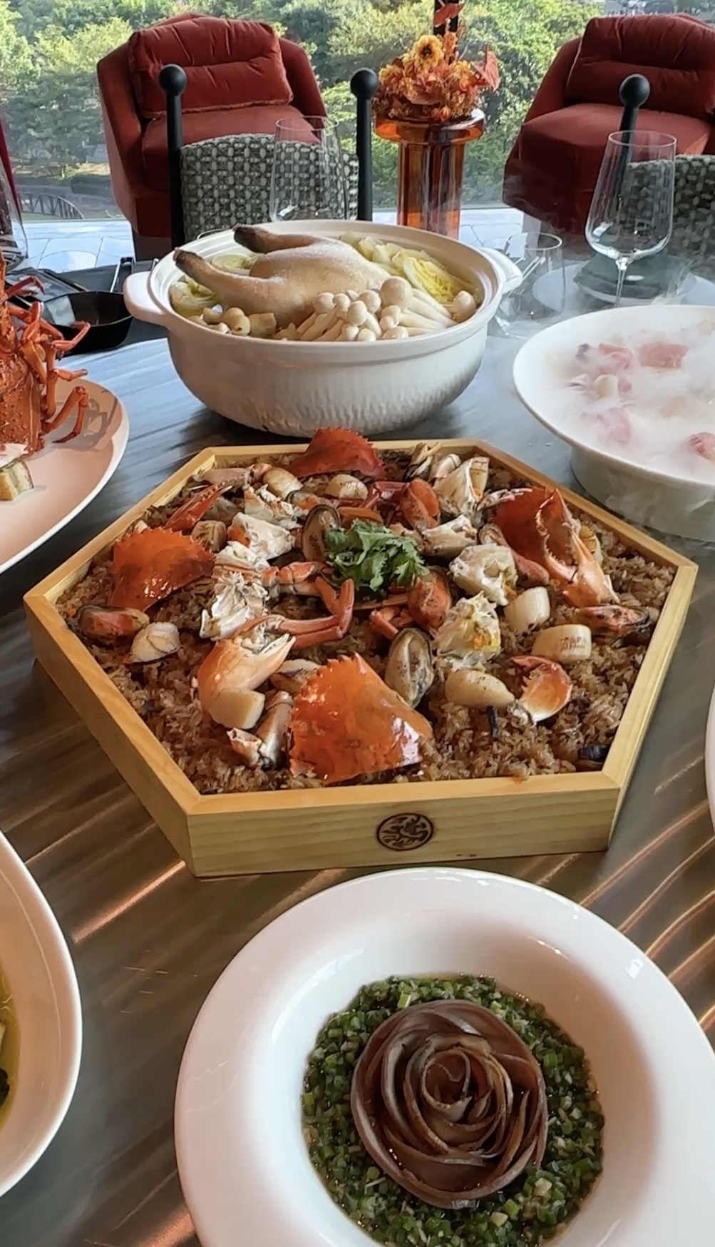 亮點菜色「霞映海鮮紅蟳糕」，選用當季最鮮的紅蟳為主角，其餘肥美的海鮮作為綠葉陪襯，用料毫不手軟。