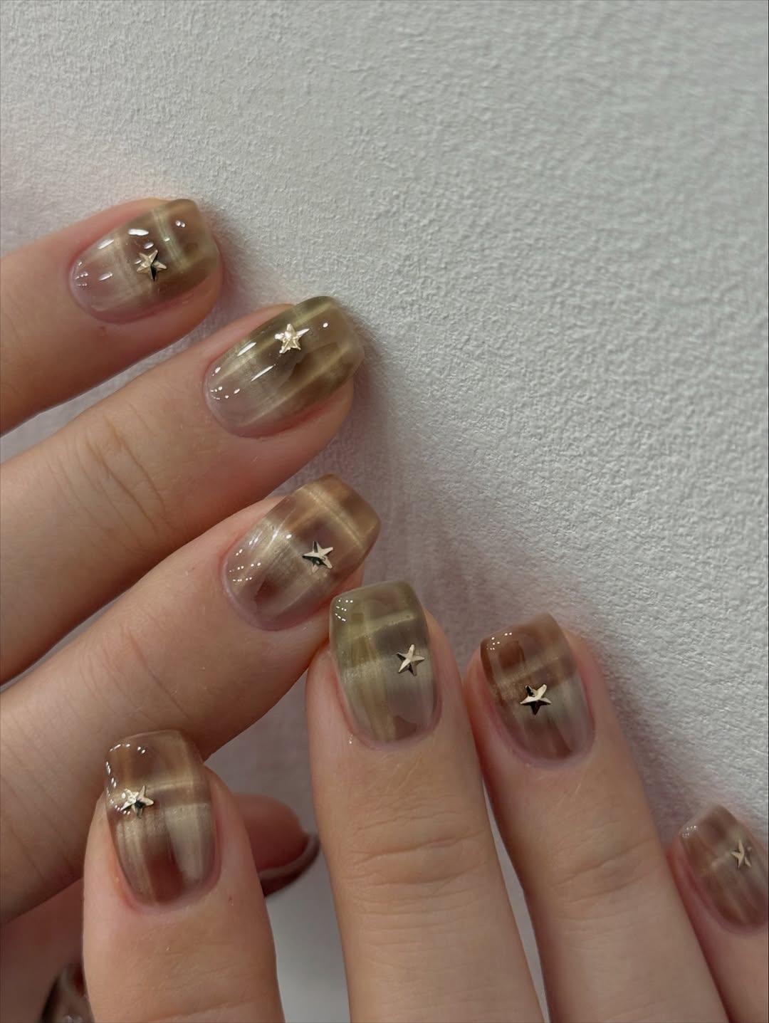 冬日「毛衣感美甲」推薦04：極簡冷淡漸層