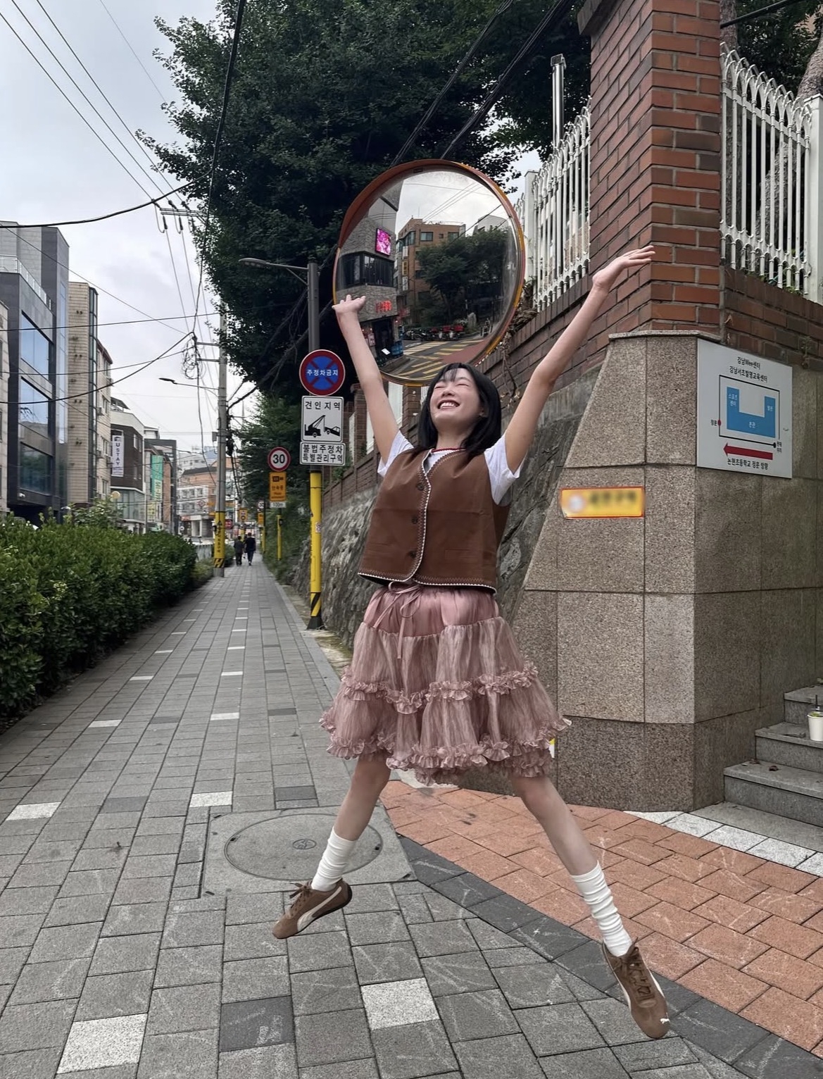 咖色單品中和了蛋糕裙的甜膩感，這套完全是少女必收！