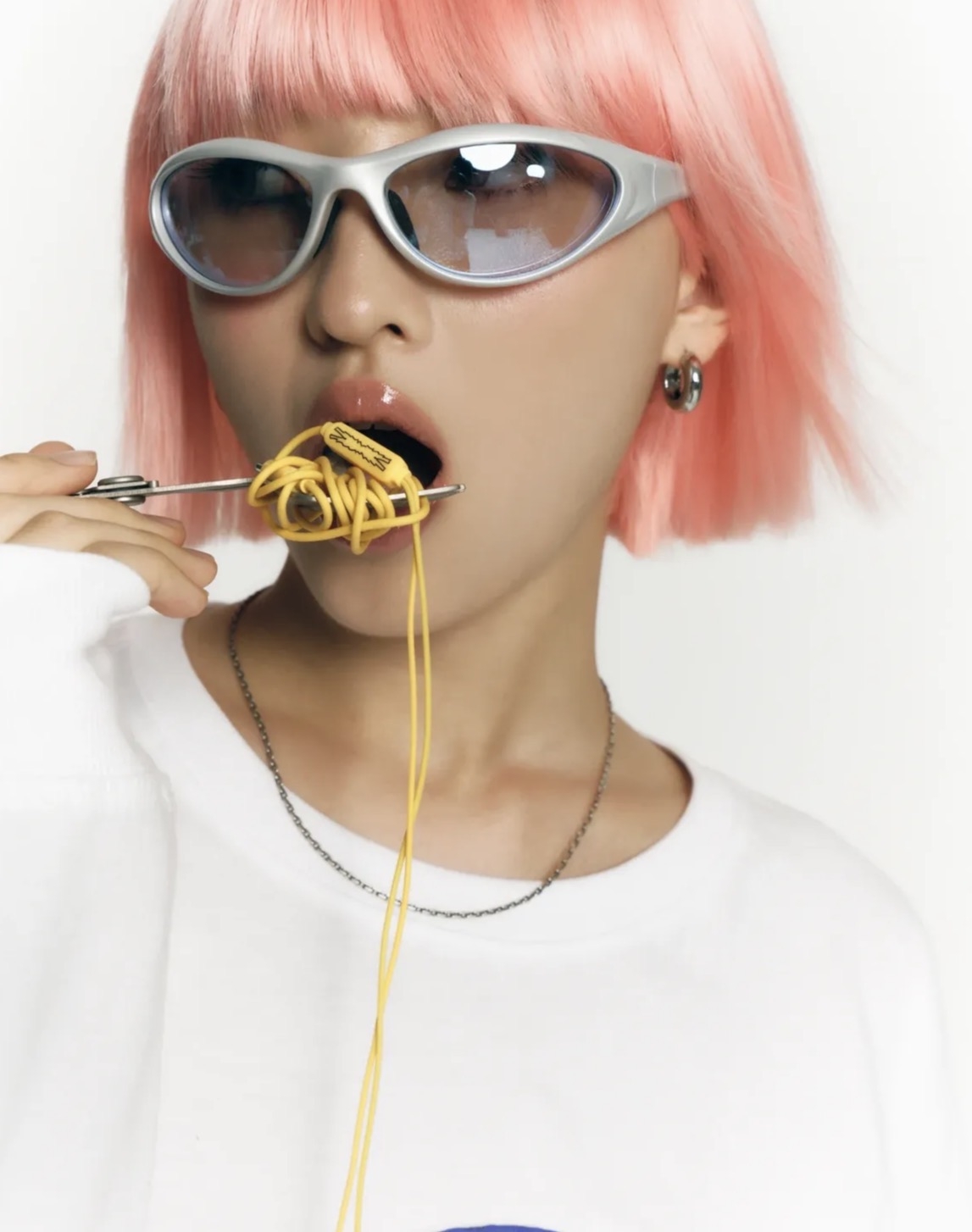 LE SSERAFIM 新周邊義大利麵耳機，超可愛又逼真！