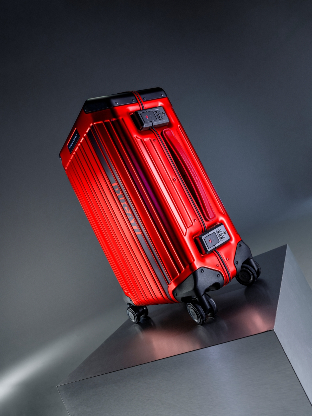 PIQUADRO x Ducati限量聯名款全鋁登機箱-20吋，NT$35,550