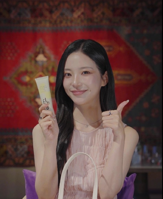 Fluid的水光面膜，尹厦情說自己會在睡前使用，隔天皮膚會變得緊實也更有彈性光澤。