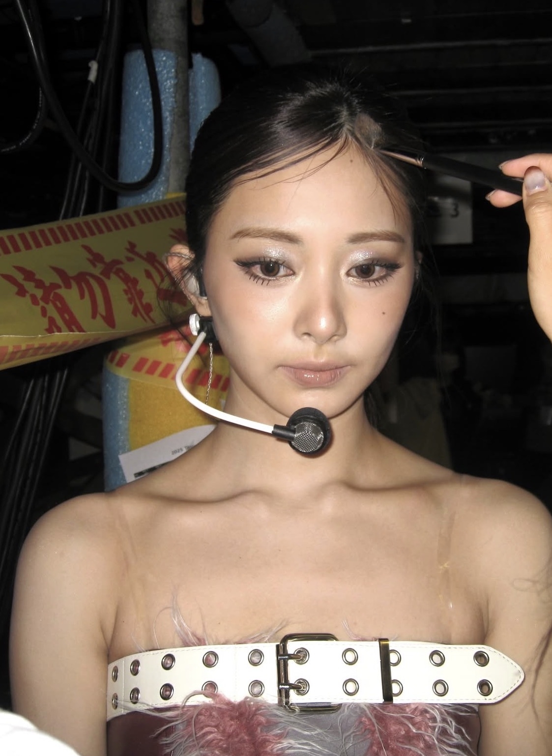 今年十分流行緞光藍色眼影，能增添仙氣與清冷透明感。