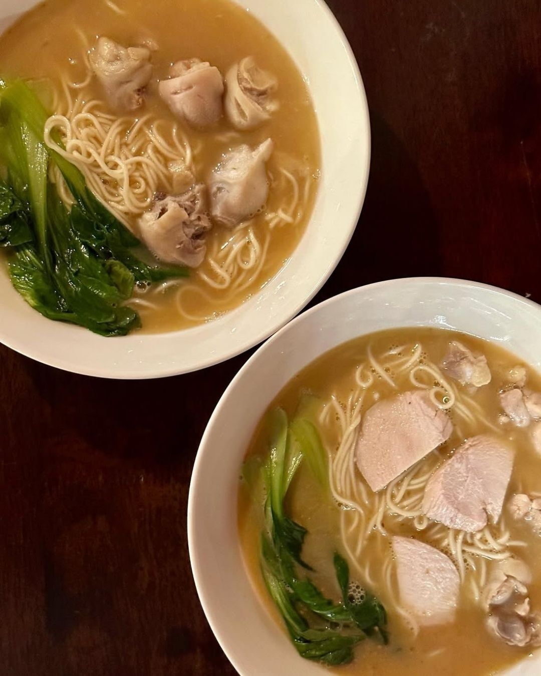 推薦「剝皮辣椒老火雞湯麵」，入口醇鮮不厚重。