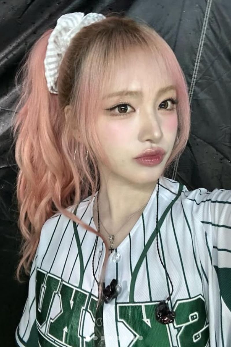 唇妝整體冷調灰粉、中心水亮、邊界柔化。