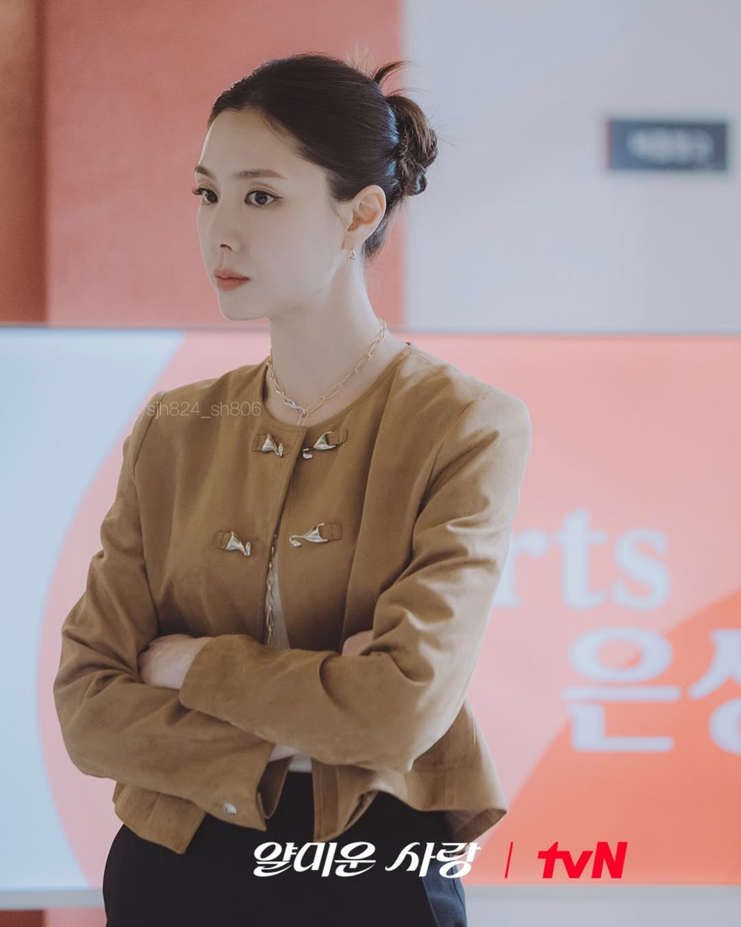 智慧在《討厭的愛情》扮演女二，體育雜誌《銀星》娛樂部部長「尹華英」。