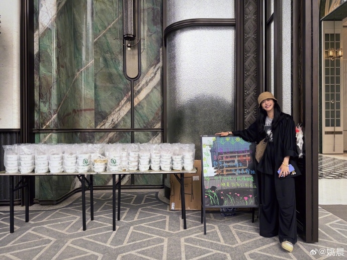 姚晨攜閩南特色小吃到賈靜雯新戲劇組探班。