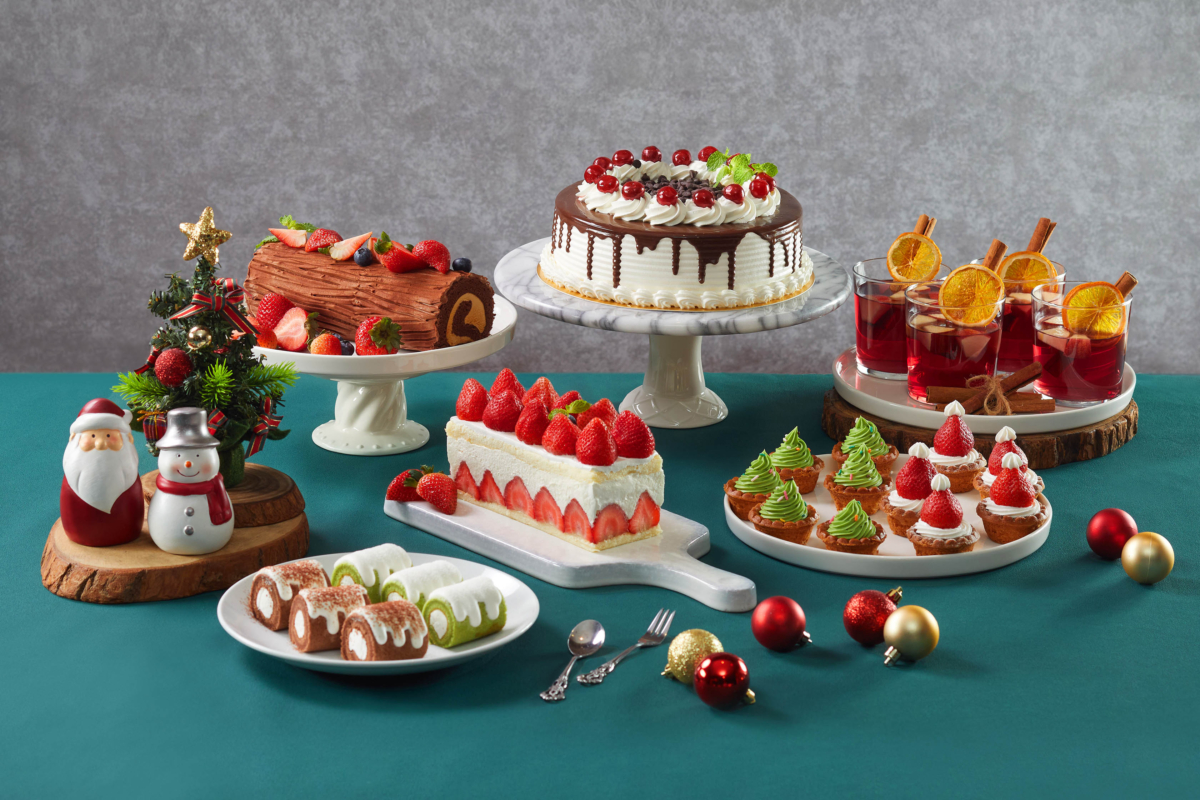 50樓Cafe-季節甜點琳瑯羅列，樹幹蛋糕、聖誕老人草莓塔、聖誕樹抹茶塔、奶油蛋糕卷個個療癒吸睛，甜美誘人。