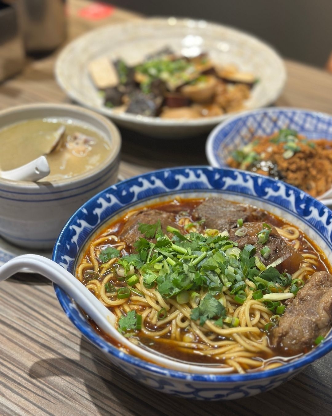 蛤蜊雞湯每盅直接放上一整付三節翅。