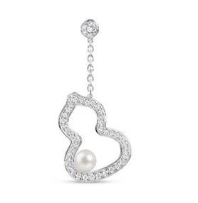 Qeelin Wulu 系列18K白金鑽石及 Akoya 珍珠耳墜，價格店洽