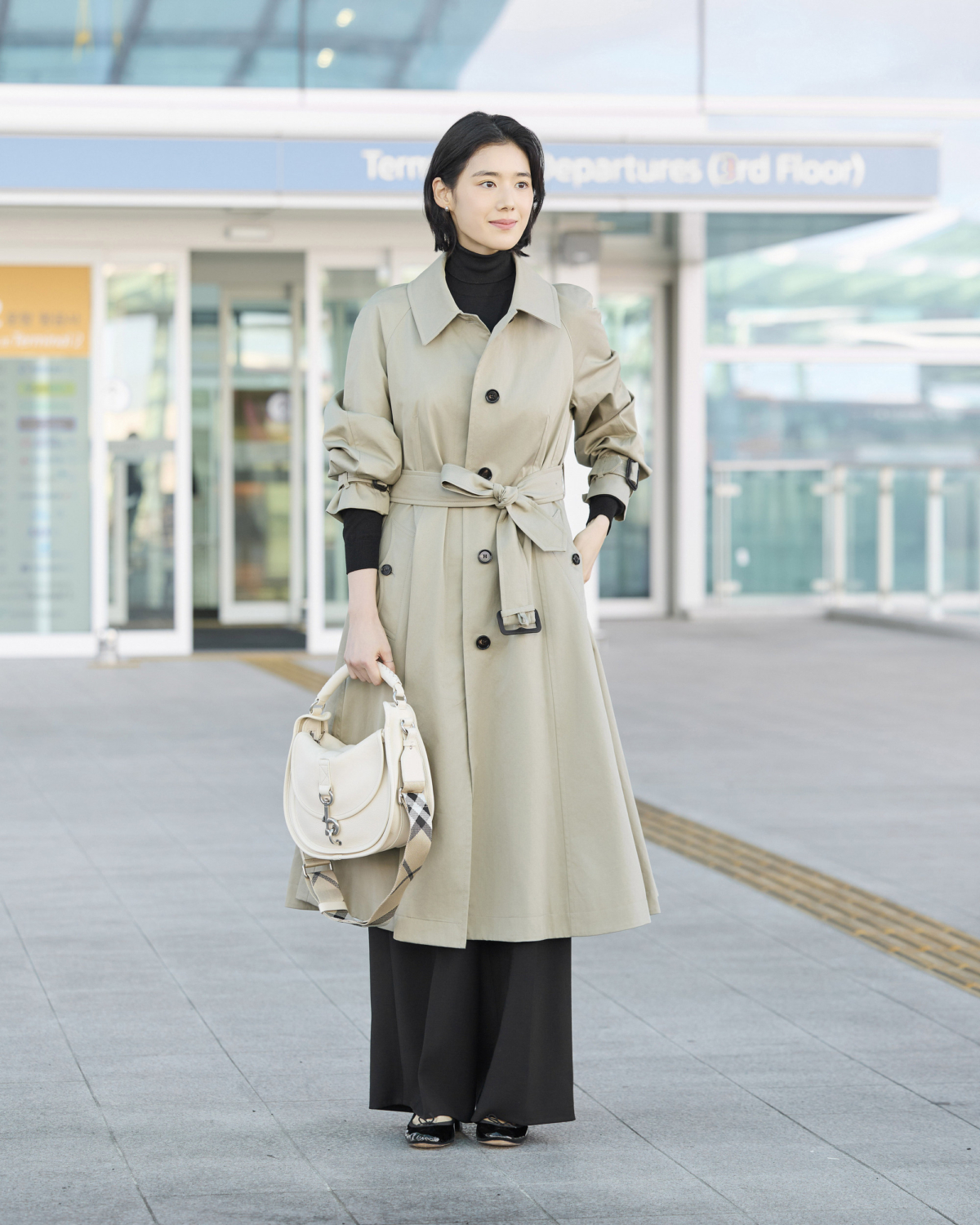 韓國女星鄭恩彩(Jung Eunchae)穿著Burberry演繹機場時尚 出發前往倫敦時裝秀