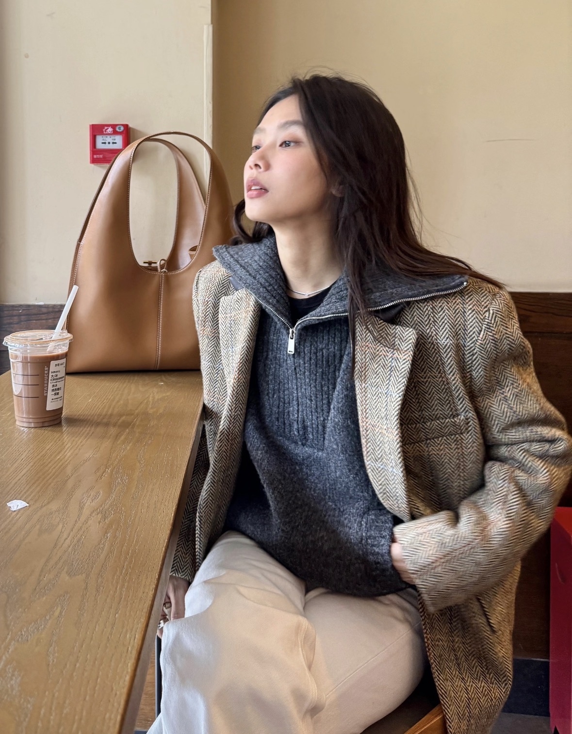 Quarter-zip搭配西裝外套，完全就是俐落小姊姊！