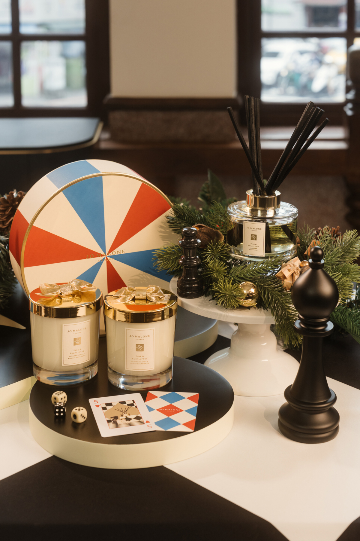 Jo Malone London 松木與桉樹擴香165ml，NT$4,300 / 松木與桉樹香氛工藝蠟燭 200g，NT$3,000