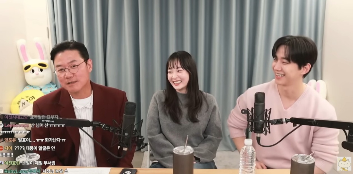 羅PD訪問《颱風商社》李俊昊、與金敏荷3人相談甚歡。