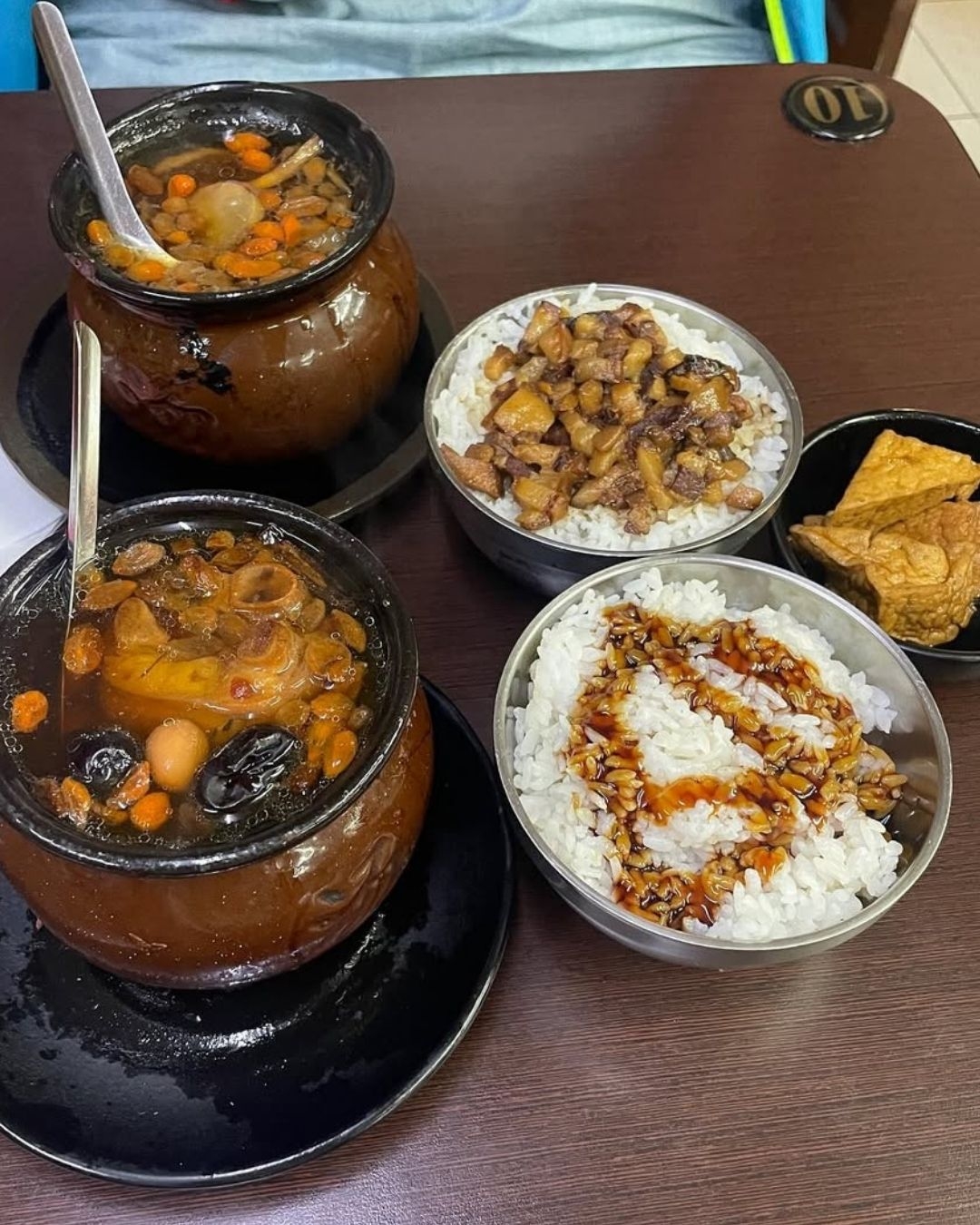 最推薦「蒜頭香菇雞肉煨湯」，蒜香徹底融進湯裡。