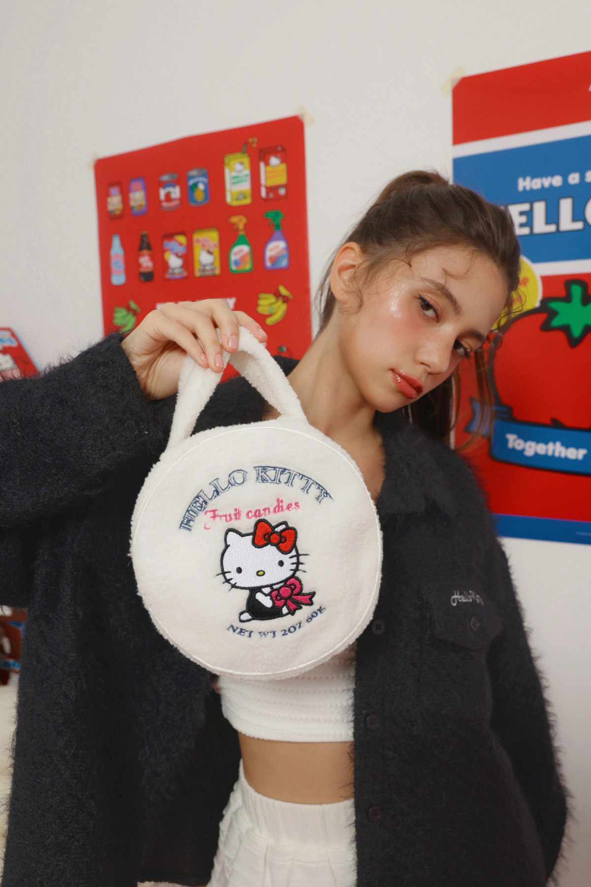 AIR SPACE X Hello Kitty 刺繡圖案羊羔毛手提圓型化妝包，NT$790