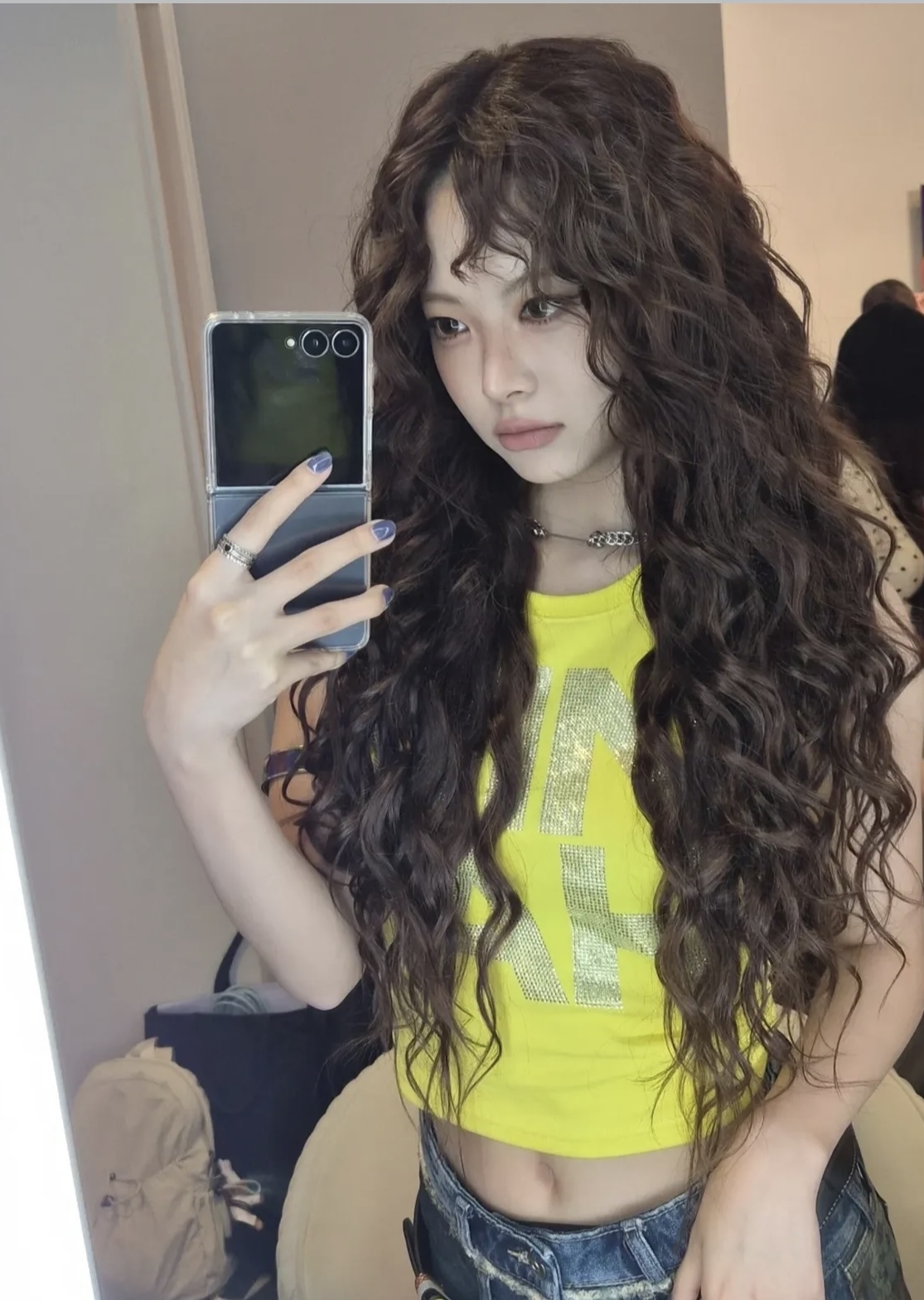 恩採腮紅位置處：山根、雙頰