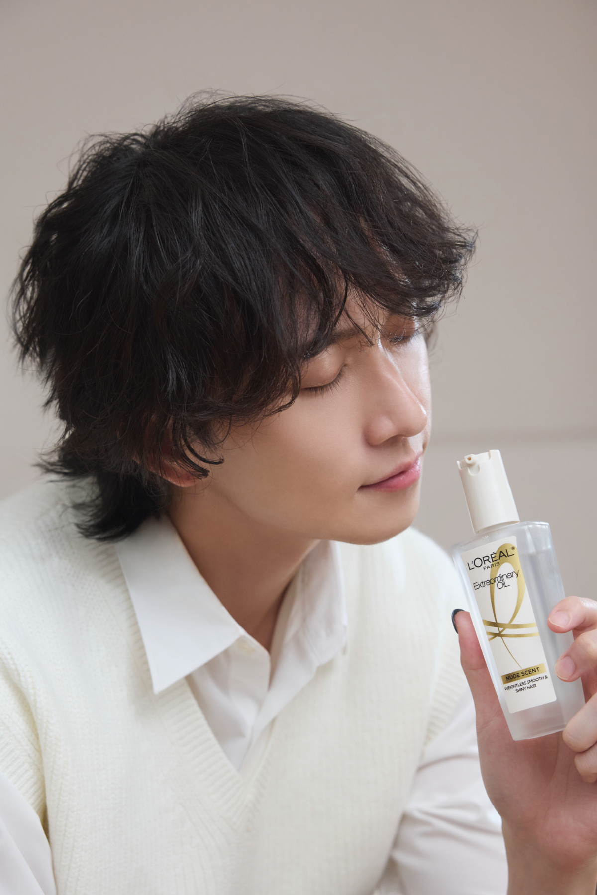 巴黎萊雅 X 創作歌手邱鋒澤共同演繹「暖木裸香髮油」