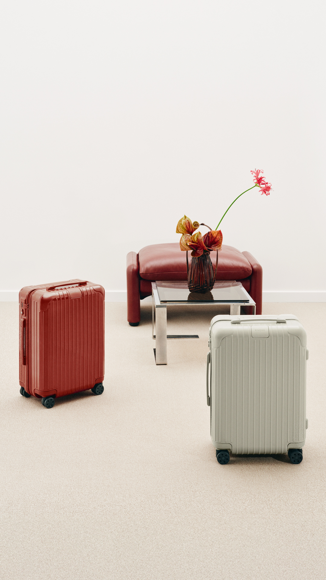 RIMOWA Essential 系列 Cabin Terracotta 赤陶色行李箱與 RIMOWA Essential 系列 Cabin Clay 灰礫色行李箱
