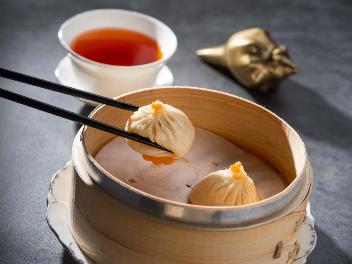 雅閣」推出秋蟹尊饌饗宴「蟹皇鮮湯包」，蟹香與豐盈肉汁浸潤於唇齒間。