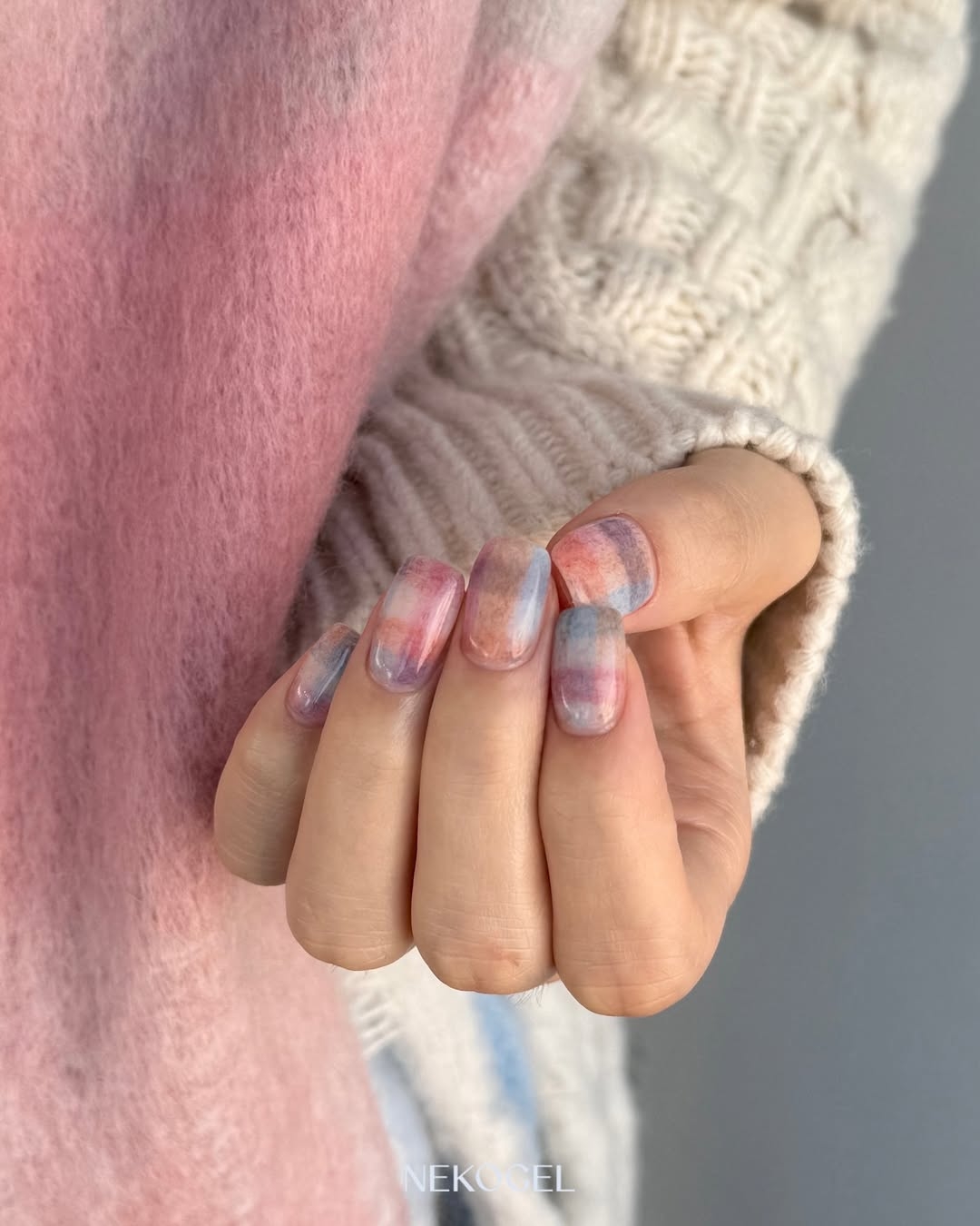 冬日「毛衣感美甲」推薦02:粉藍撞色北歐感