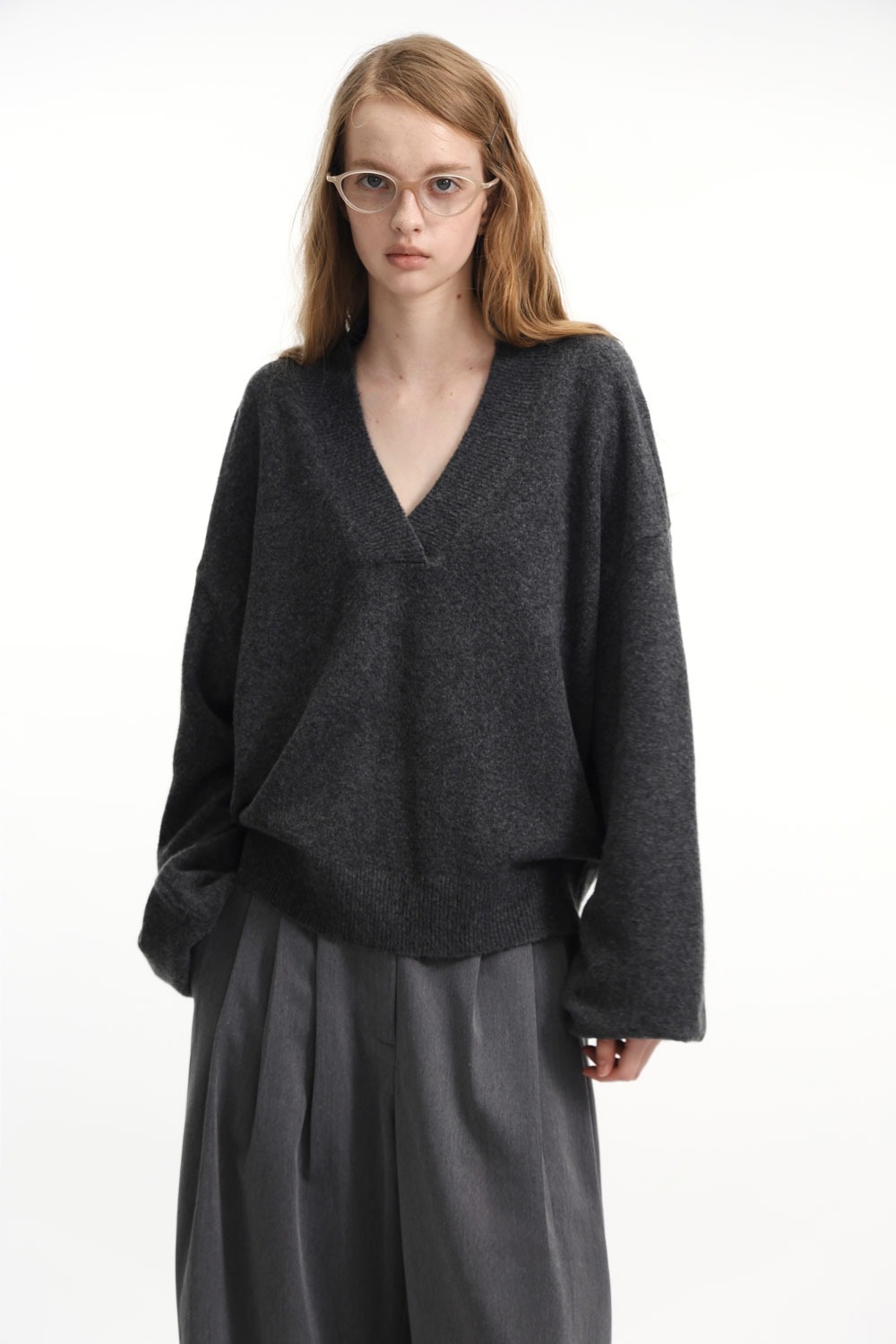 Studio Doe 窄V領寬袖毛衣，NT$2,280