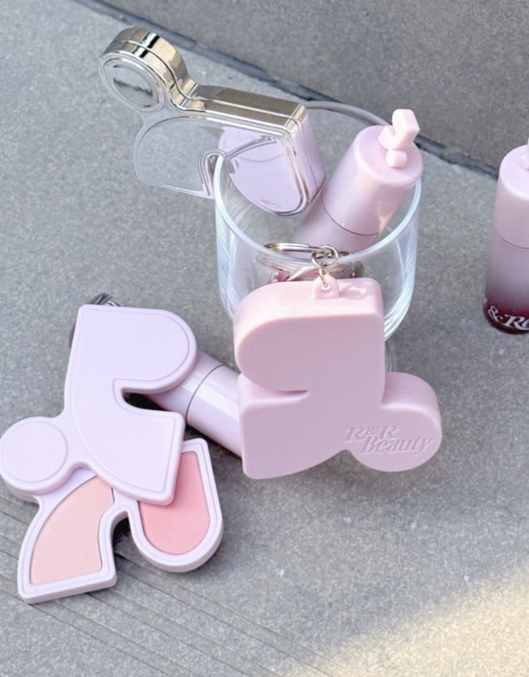 夢幻寶寶粉的Logo雙色腮紅霜，當吊飾根本超級美！