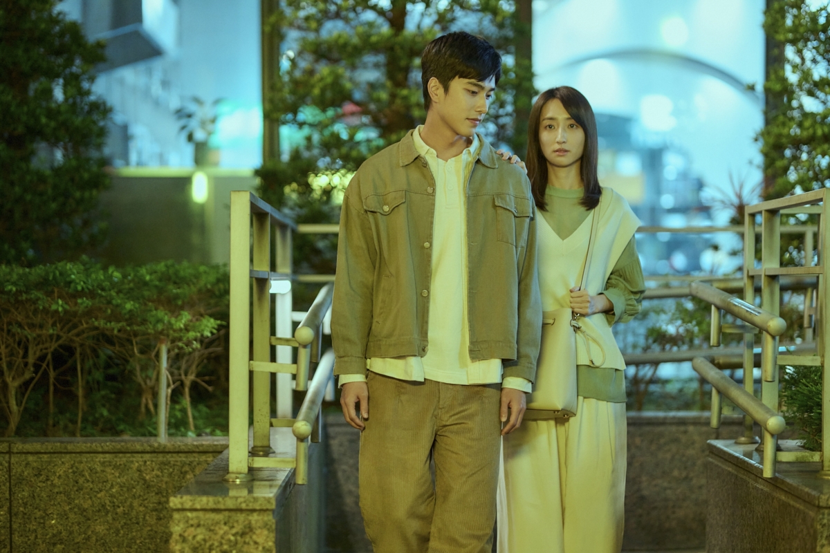 《如果我不曾見過太陽》柯佳嬿驚喜現身！竟與李沐擁有同款神秘蝴蝶刺青