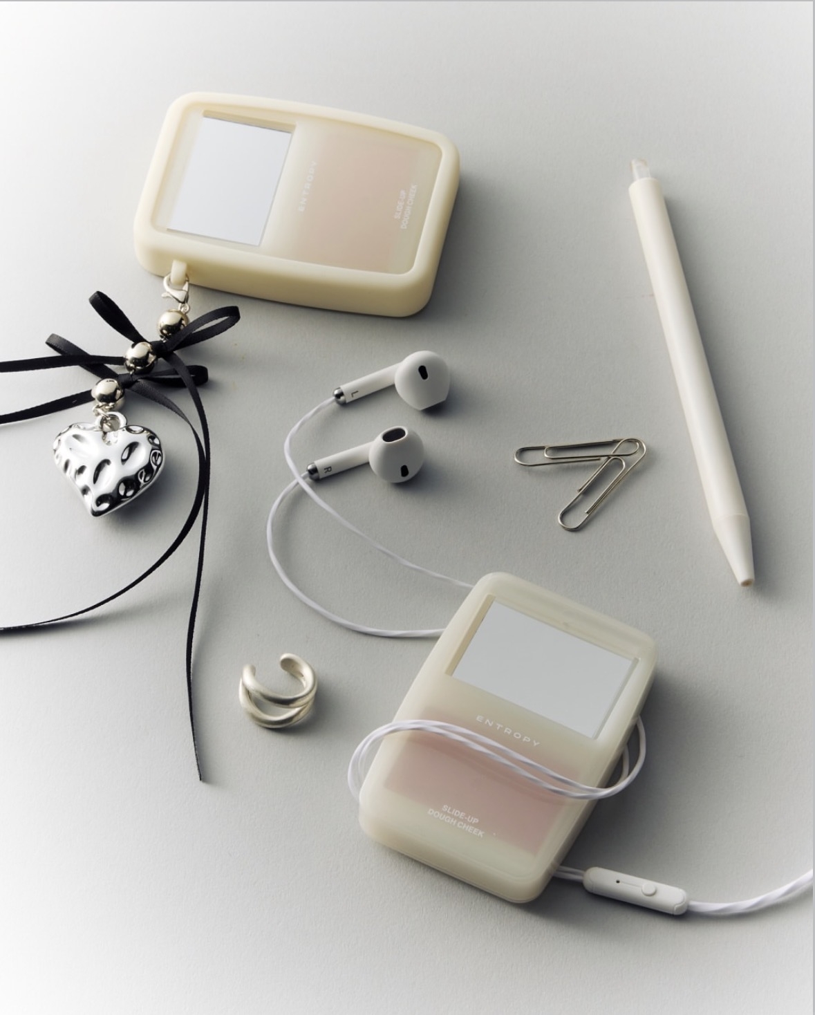 滑蓋式設計超貼心，還內附小鏡子！