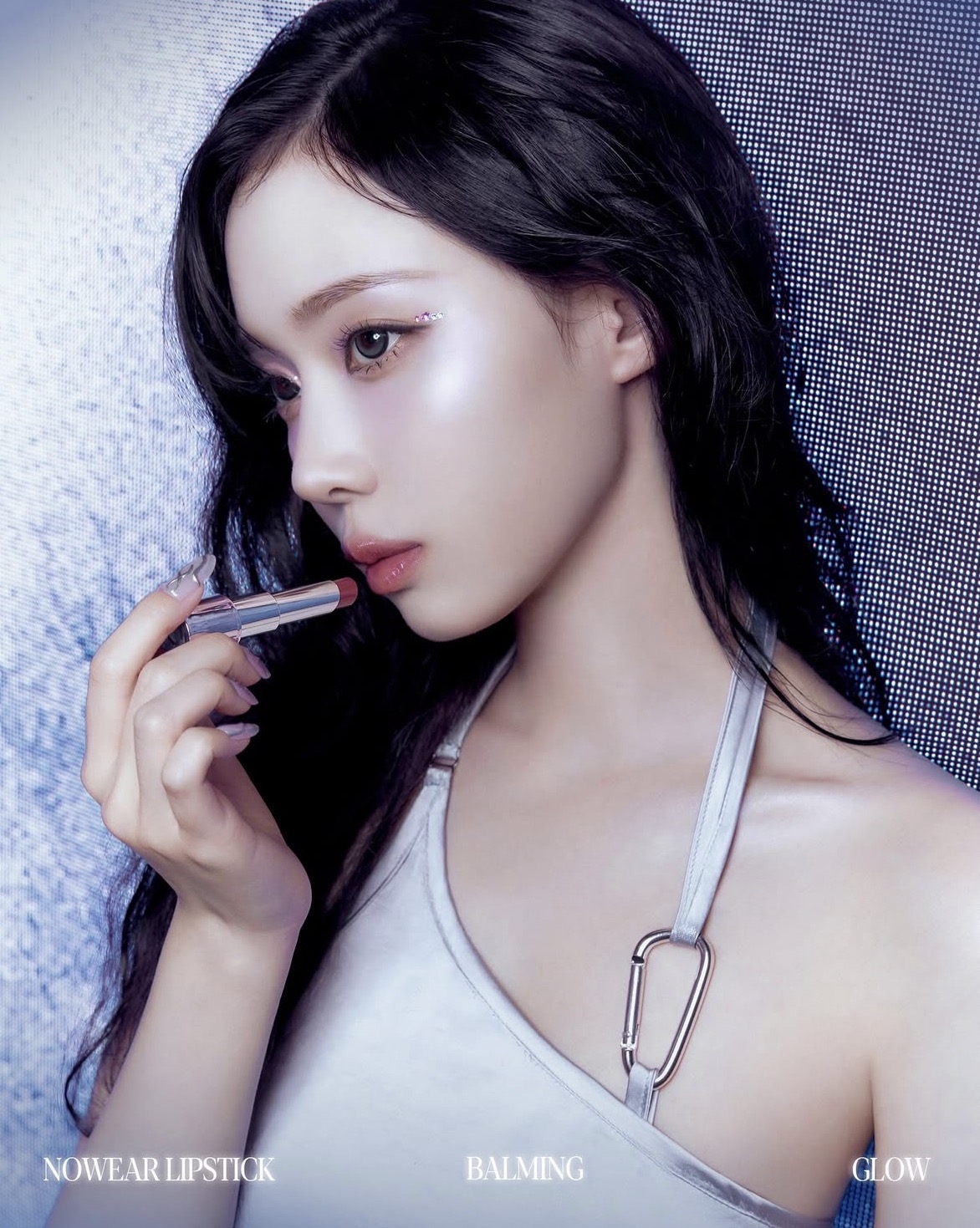 Winter擦上飽滿濃郁的「櫻桃奶茶紅」，超級顯氣色！