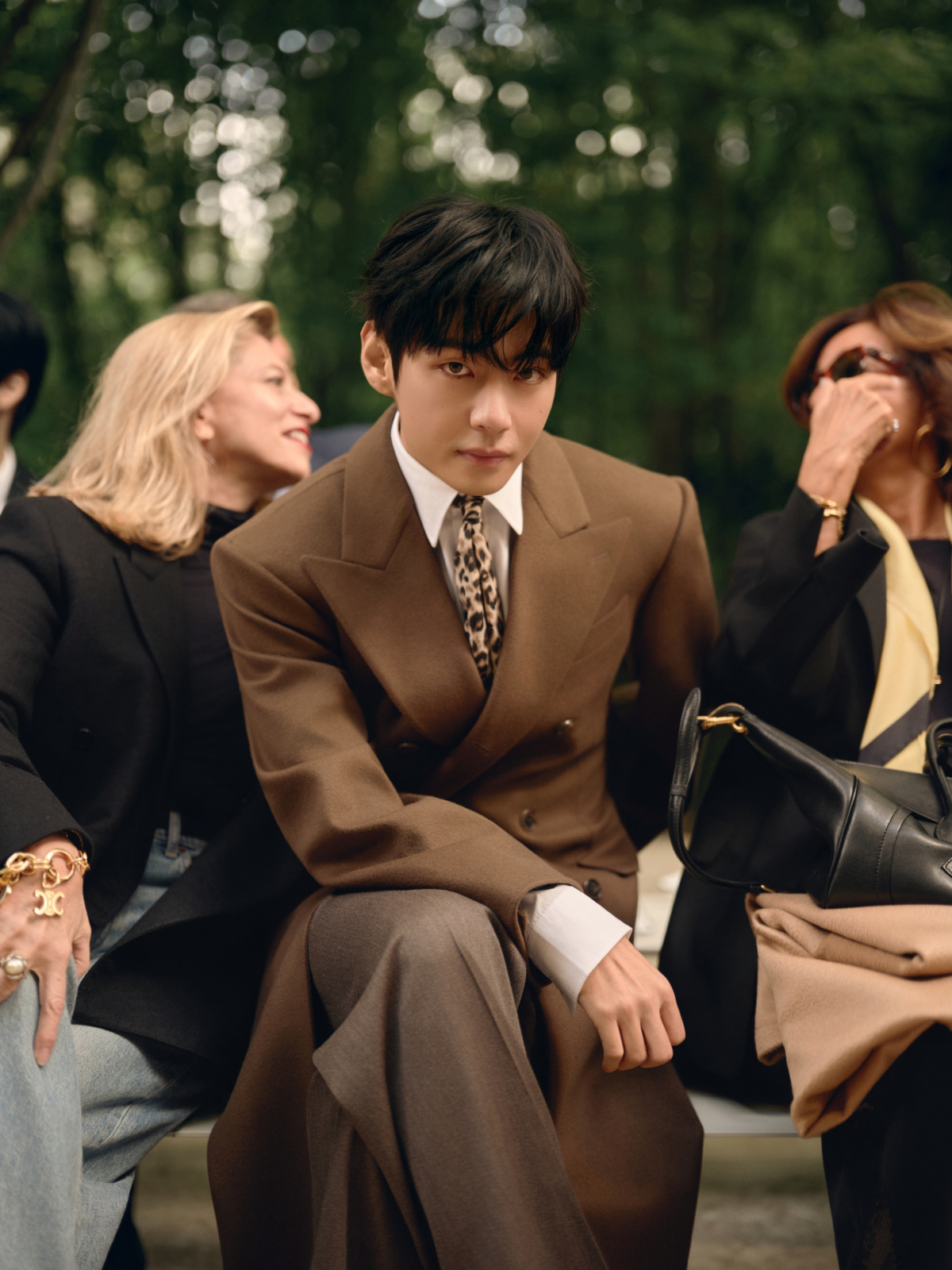 V 參加 CELINE 2026 夏季系列發表