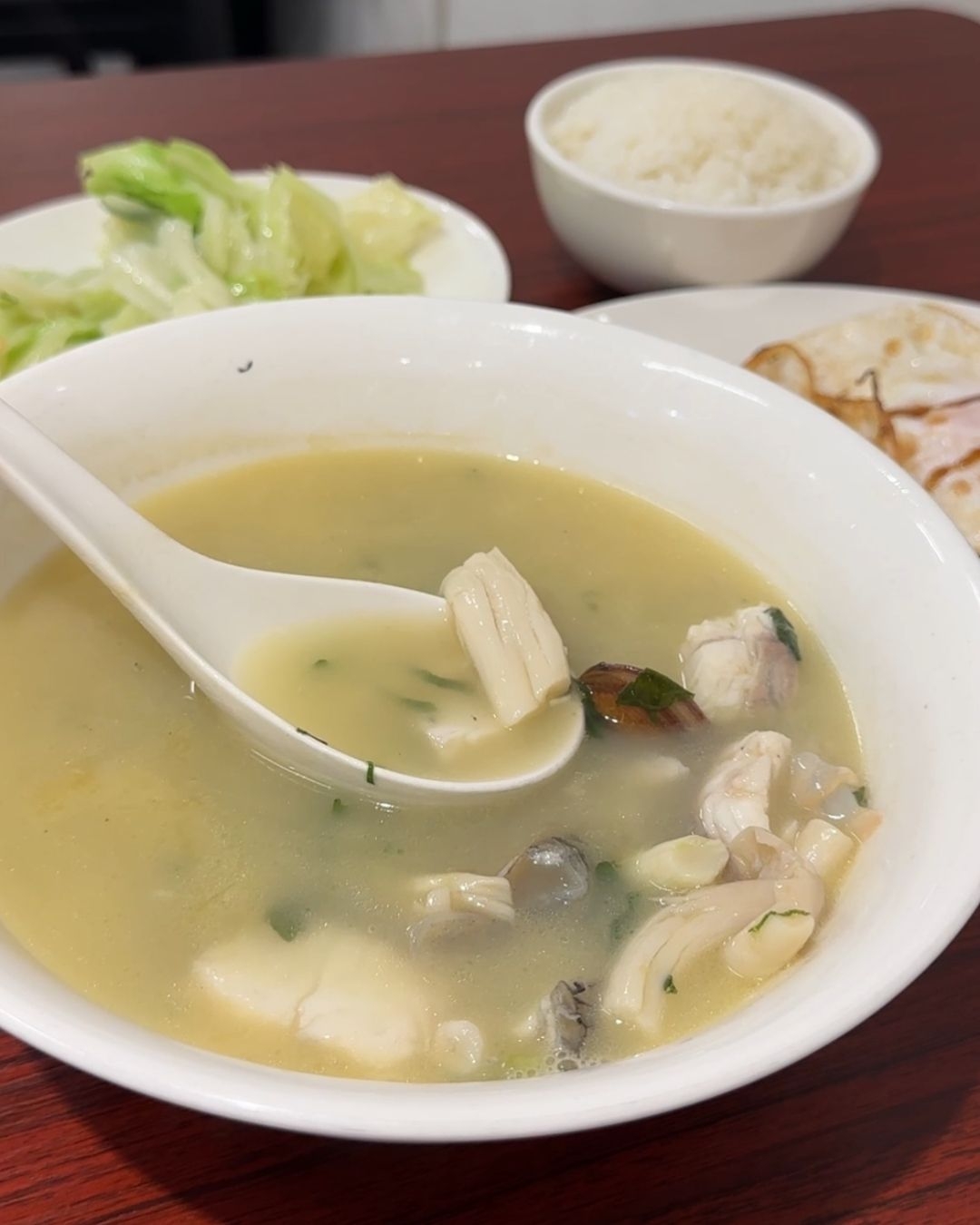 主打多款風味的老火雞湯、雞湯粥、雞湯麵。