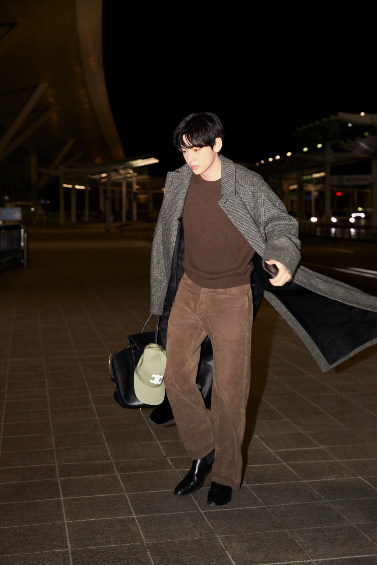 V（金泰亨）以美拉德色階穿搭示範秋冬最迷人的「從容氣場穿搭」