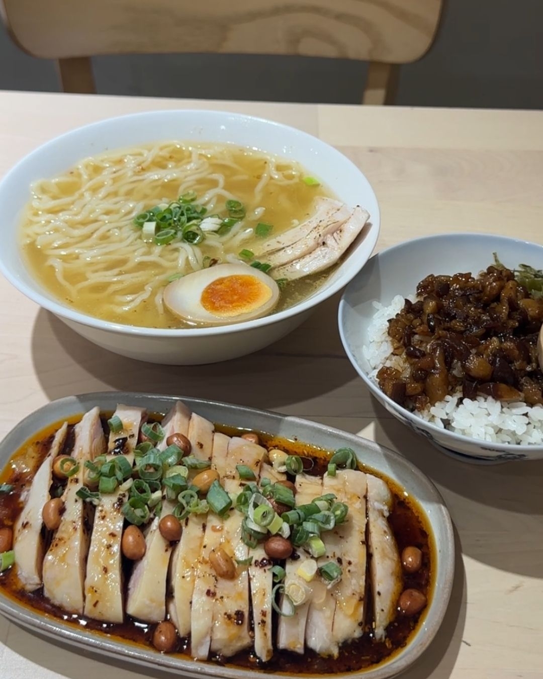 湯底以小火細熬，呈現清亮金黃。